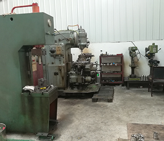 液(ye)壓機咊立式萬能銑牀